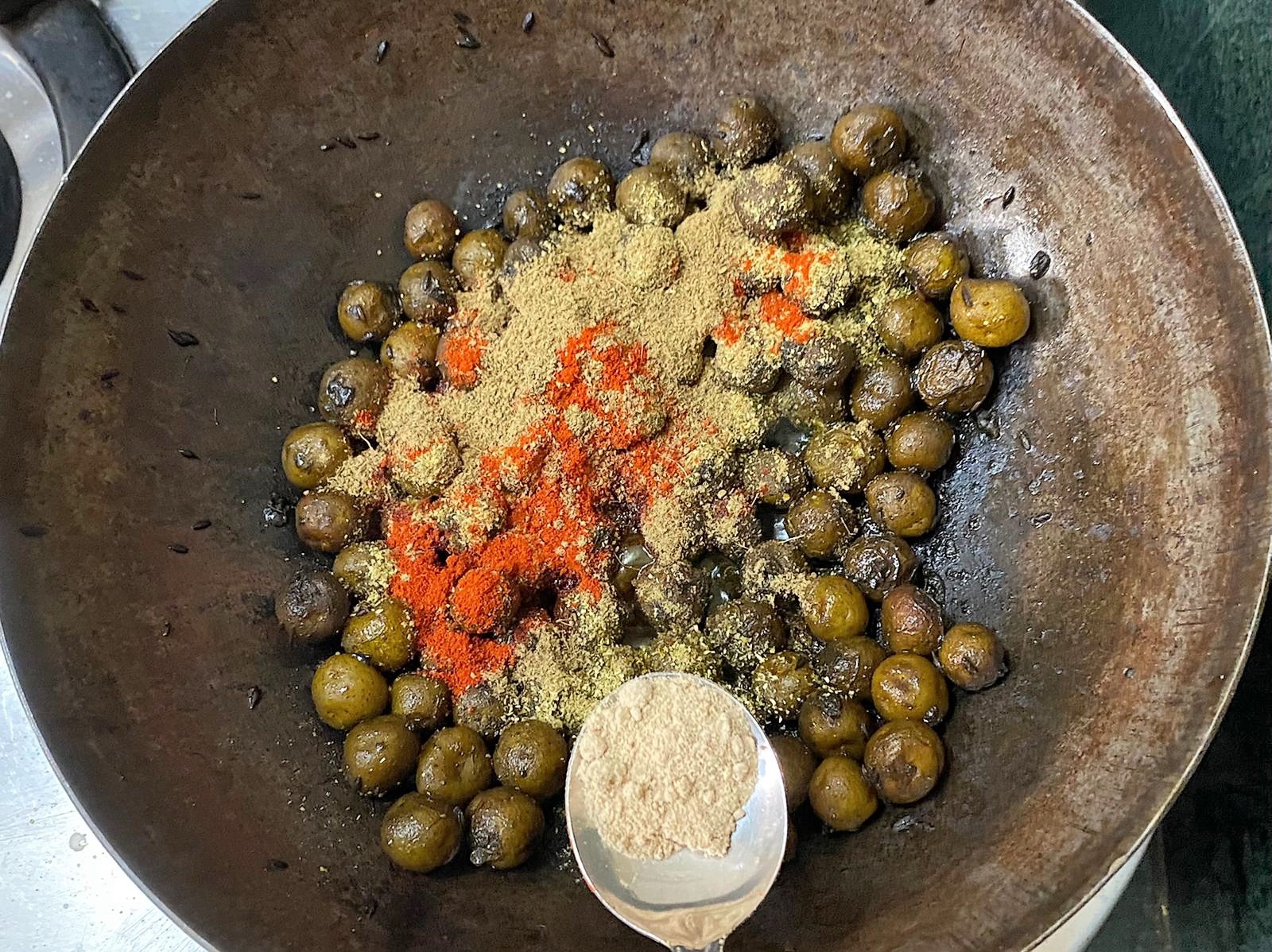 Chatpata Sabut Aloo Recipe